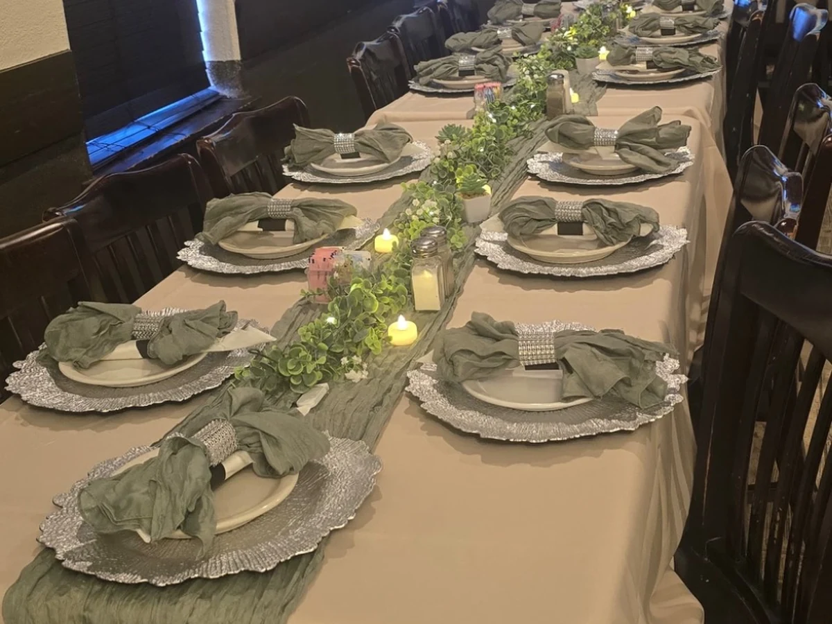Custom decorated tables and chairs by Creasiones Nerys